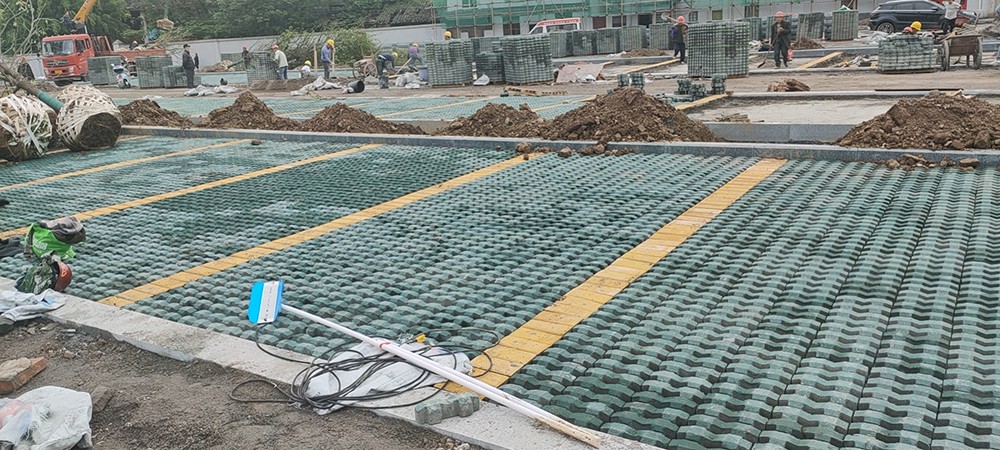 南充井字植草磚鋪設工地現(xiàn)場.jpg