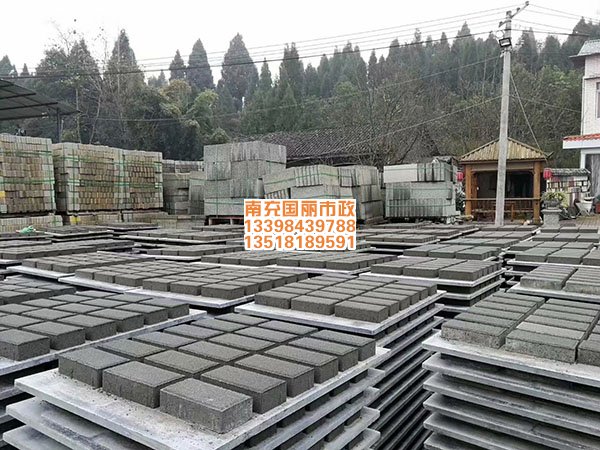 南充透水磚廠家制品打包現(xiàn)場.jpg