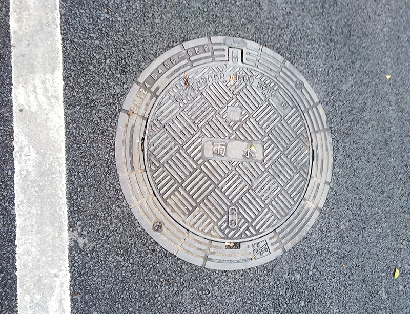 南充市順慶區(qū)長(zhǎng)征路上安裝的五防井蓋實(shí)拍圖3